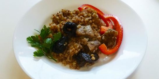 Гречка с мясом и черносливом