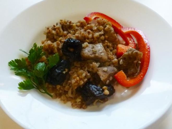 Рецепт гречки с мясом и черносливом