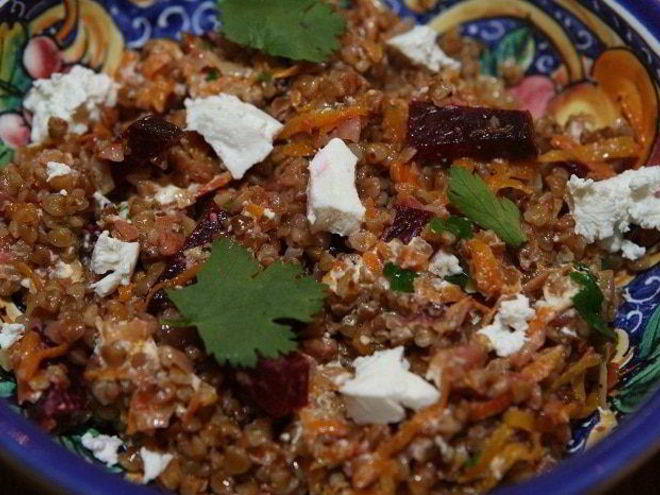 Рецепт гречки с овощами, козьим сыром и белым вином