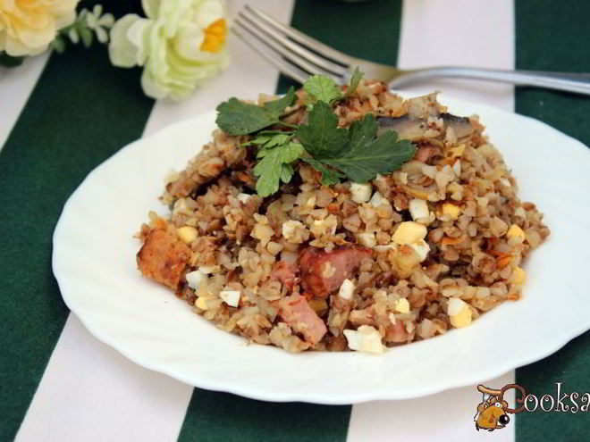 Рецепт гречки с шампиньонами, сырокопченой грудинкой и яйцом