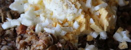 гречка с шампиньонами, сырокопченой грудинкой и яйцом. Шаг 4