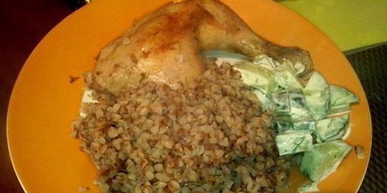 Гречка, тушенная с курицей