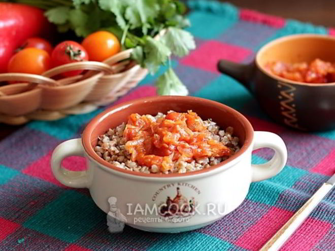 Рецепт гречневой каши с луком и помидорами