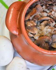 Классическая гречка с грибами в горшочке