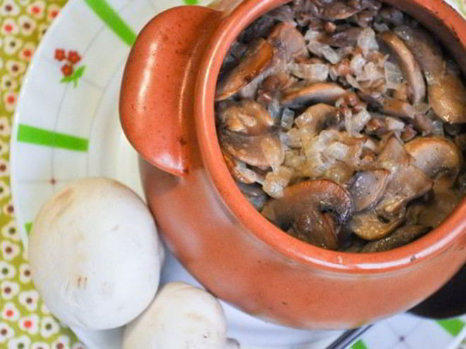 Рецепт классической гречки с грибами в горшочке