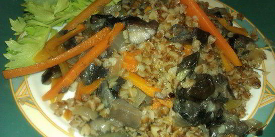 Постная гречка с маслятами и травами