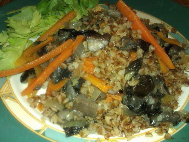 Рецепт постной гречки с маслятами и травами