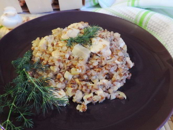 Рецепт сливочной гречки с грибами и курицей