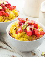 Каша из киноа на кокосовых сливках с ягодами