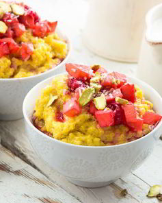 Каша из киноа на кокосовых сливках с ягодами