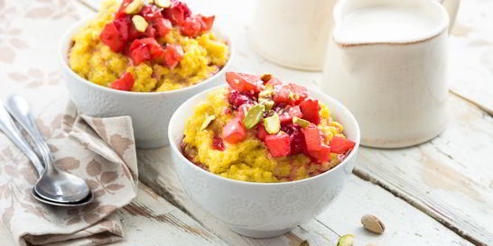 Каша из киноа на кокосовых сливках с ягодами