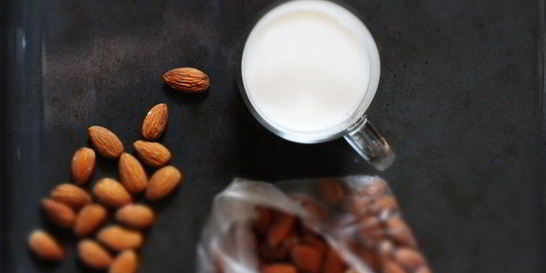 Быстрое миндальное молоко