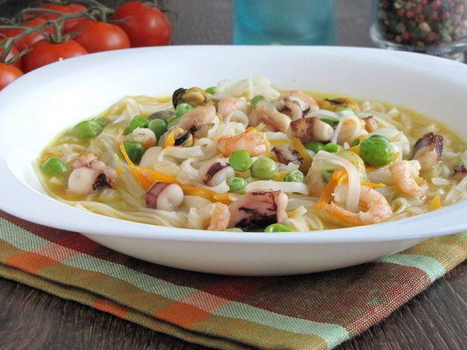 Рецепт фунчозы с морским коктейлем и зеленым горошком