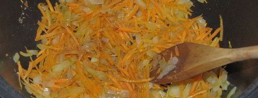 фунчоза с морским коктейлем и зеленым горошком. Шаг 3