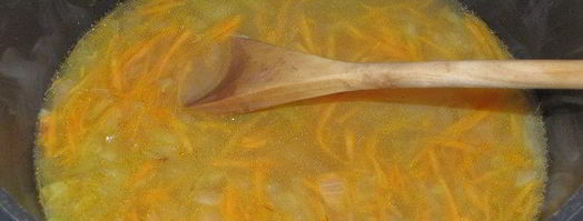 фунчоза с морским коктейлем и зеленым горошком. Шаг 4