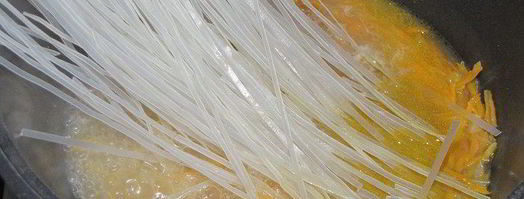 фунчоза с морским коктейлем и зеленым горошком. Шаг 5