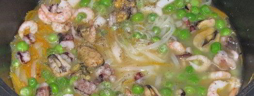 фунчоза с морским коктейлем и зеленым горошком. Шаг 6