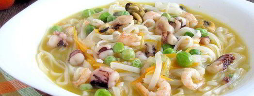 фунчоза с морским коктейлем и зеленым горошком. Шаг 7