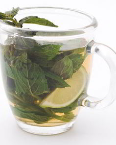 Горячий мятно-лимонный напиток