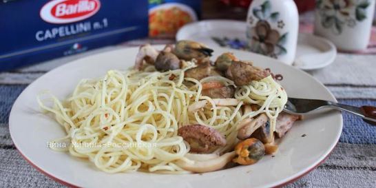 Капеллини с морским коктейлем и шампиньонами