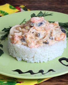 Морской коктейль в сливочном соусе