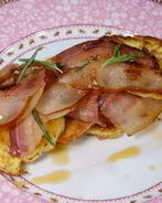 Оладушки из поленты с обжаренным салом и кленовым сиропом