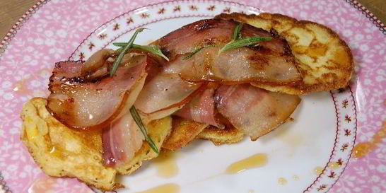 Оладушки из поленты с обжаренным салом и кленовым сиропом