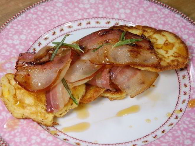 Рецепт оладушек из поленты с обжаренным салом и кленовым сиропом