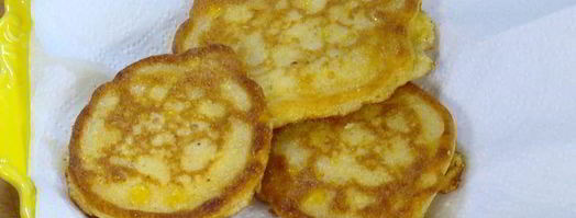 оладушки из поленты с обжаренным салом и кленовым сиропом. Шаг 3