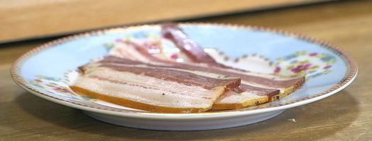 оладушки из поленты с обжаренным салом и кленовым сиропом. Шаг 4