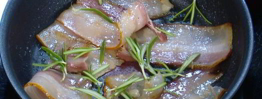 оладушки из поленты с обжаренным салом и кленовым сиропом. Шаг 5