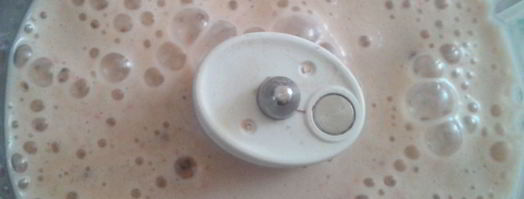 смузи из банана, киви, клубники и соевого молока. Шаг 2