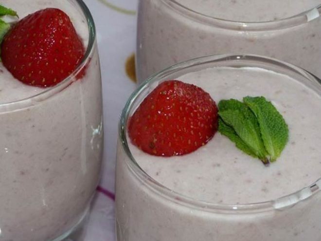 Рецепт ягодно-бананового смузи на кокосовом молоке