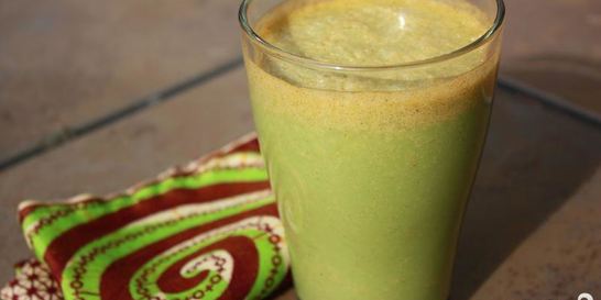 Витаминный напиток из сладкого перца, кинзы и яблока