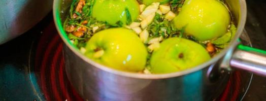 яблочки в сиропе с грецкими орешками и имбирем. Шаг 2