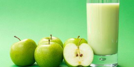 Яблочный коктейль на кефире с корицей