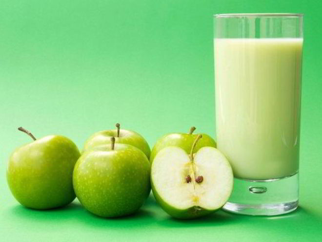 Рецепт яблочного коктейля на кефире с корицей