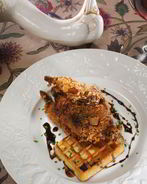 Жареные перепелки с вафлями и кленовым сиропом