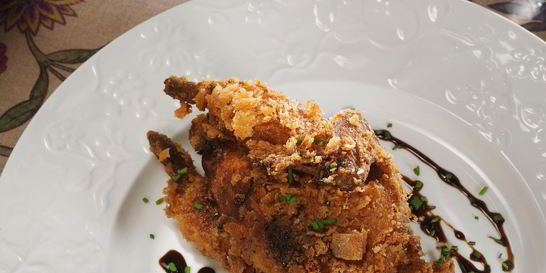 Жареные перепелки с вафлями и кленовым сиропом