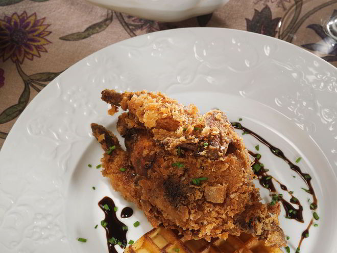 Рецепт жареных перепелок с вафлями и кленовым сиропом