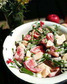 Летний салат с яблоками