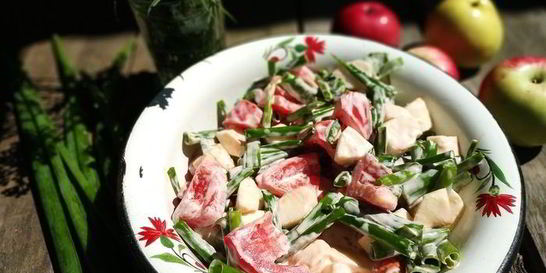 Летний салат с яблоками