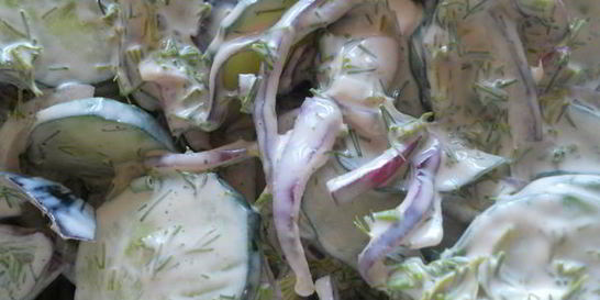 Огуречный салат с соусом