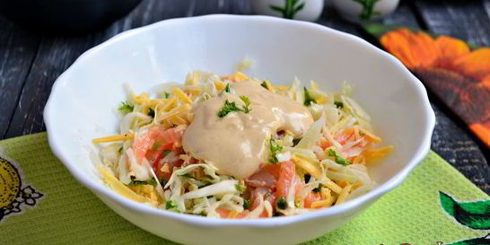 Острый салат из капусты с семгой и сыром