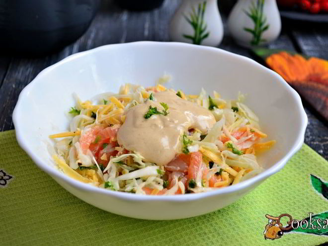 Рецепт острого салата из капусты с семгой и сыром