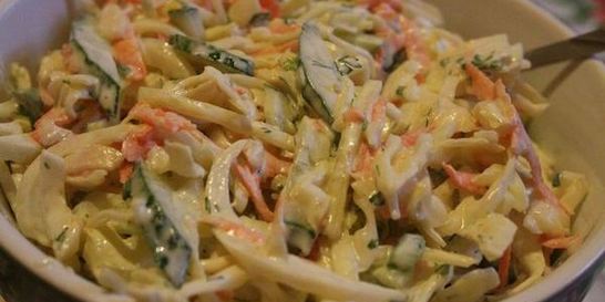 Овощной салат с капустой и тремя видами лука