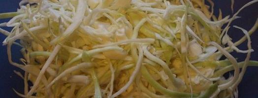 овощной салат с капустой и тремя видами лука. Шаг 2