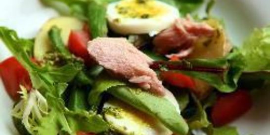 Овощной салат с консервированным тунцом