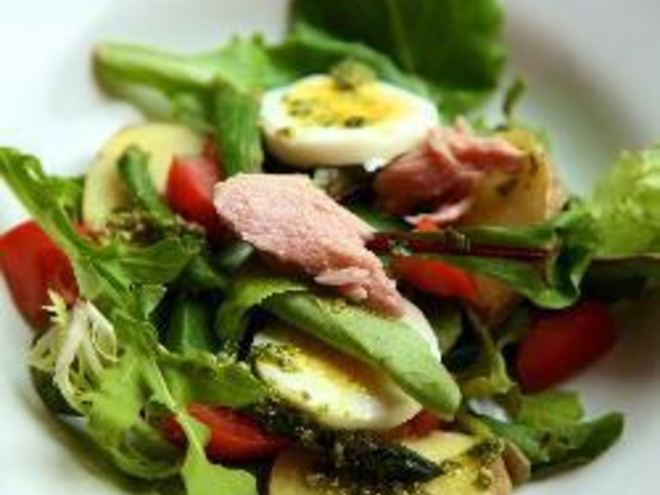 Рецепт овощного салата с консервированным тунцом