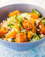 Рисовый азиатский салат с теплым лососем